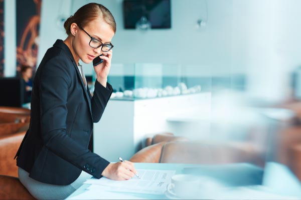 Frau am Telefon