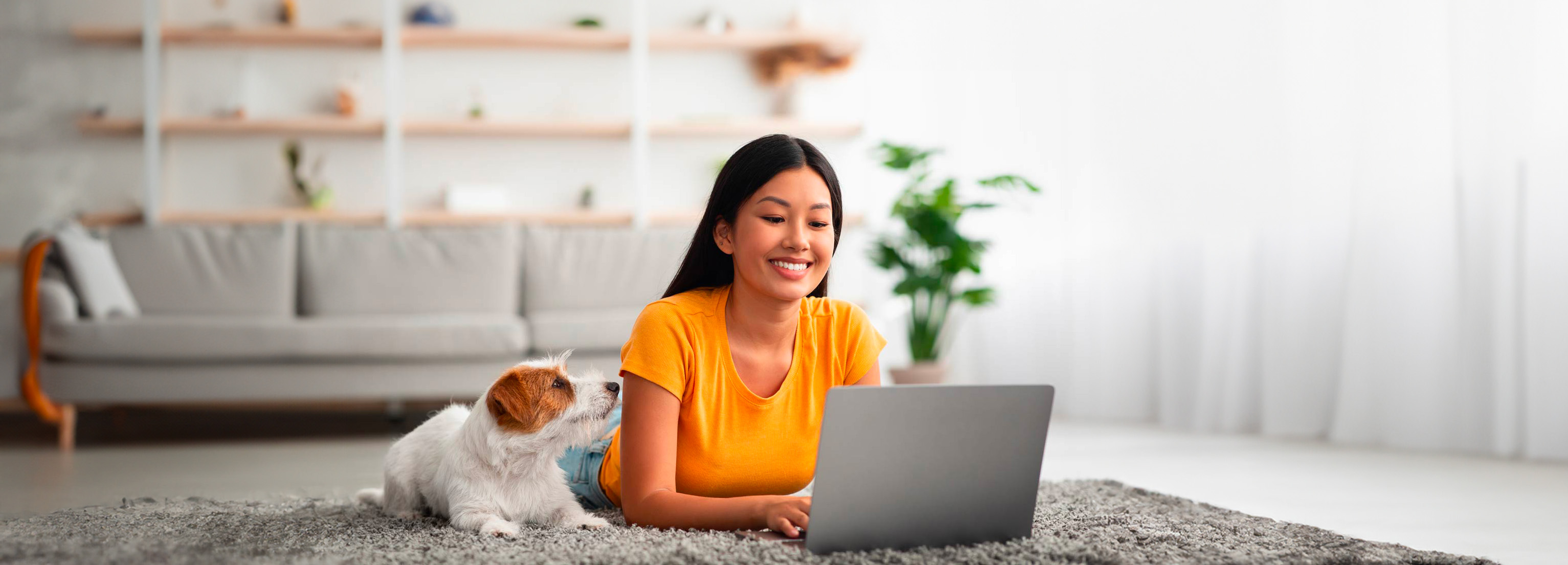 Frau macht Steuererklärung vor Laptop